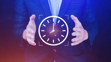İş adamı ikon, iş zamanı yönetimi, iş zamanı yönetimi ve iş planları, fikir ve günlük rutin programının konsepti ile dijital saat arayüzü tutuyor