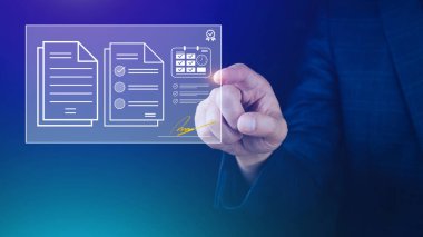 Elektronik İmza Konsepti, Elektronik İmza İşadamı, dijital belgelerle ilgili elektronik belgeleri stilus kalem, kağıtsız işyeri fikri kullanarak sanal dizüstü ekranda imzalar..