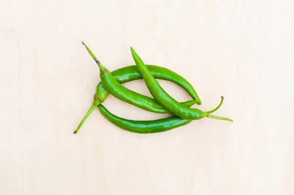 Świeże Zielone Gorące Papryki Chili Pikantnym Drewnianym — Zdjęcie stockowe