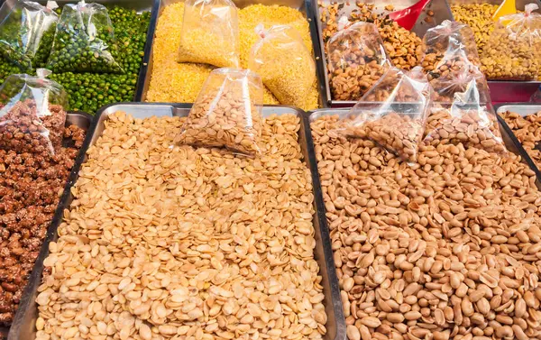 Fındık ve pazarda satılık.