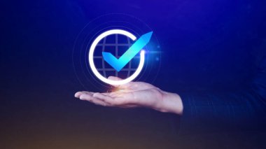 Kalite Güvence Standartları, El en üst düzey hizmet Kalite Güvencesi, Garanti, Standartlar, ISO sertifikası ve standartlaştırma kavramının işaretini gösteriyor.