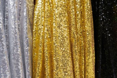 Kumaşın kapağı - tekstil arka planı, çok renkli kıyafetler