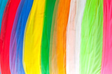 Tayland tapınağında dekorasyon için çok renkli kumaş, renkli kumaş örnekleri.