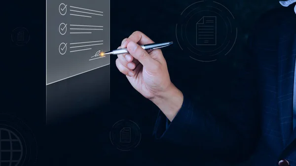 Çevrimiçi iş sözleşmesi Elektronik imza, Evraksız işyeri fikri, e-imza, elektronik imza, belge yönetimi, İşadamı dijital belge üzerine elektronik bir belge imzaladı.