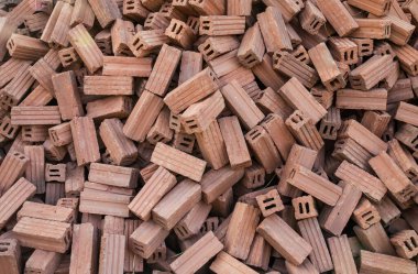 İnşaat alanı için kırmızı kil tuğla yığını