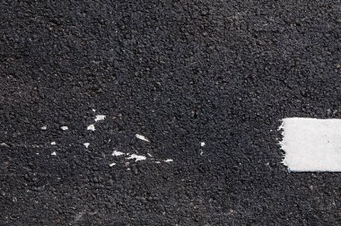 Yeni asfalt üzerinde beyaz çizgi, beyaz çizgi desenli sokak