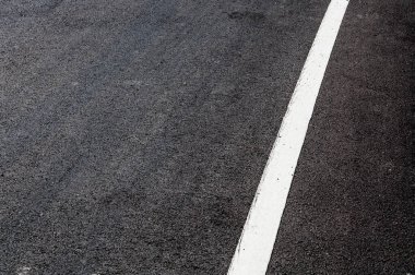Yeni asfalt üzerinde beyaz çizgi, beyaz çizgi desenli sokak