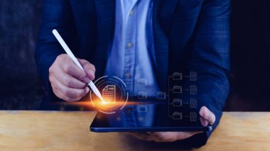 Belge Yönetim Sistemi (DMS), Çevrimiçi Belgelendirme Veritabanı ve ERP ile dosya, bilgi ve belge girişimlerini verimli bir şekilde yönetmek için otomasyon işlemleri. Şirket iş teknolojisi.