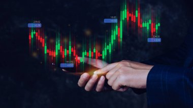 İşadamı veya tüccarın eli, akıllı telefon, planlama ve strateji, borsa, iş büyümesi, ilerleme veya başarı kavramında büyüyen sanal hisseler gösteriyor. Ticarete yatırım.