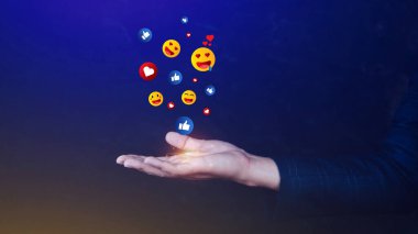 Sosyal medya ve çevrimiçi dijital konsept, iş adamı sosyal medya ile emoji gönderiyor. Çevrimiçi pazarlama kavramları kullanan ve dijital kullanan insanlar