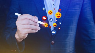 Sosyal medya ve çevrimiçi dijital konsept, iş adamı sosyal medya ile emoji gönderiyor. Çevrimiçi pazarlama kavramları kullanan ve dijital kullanan insanlar