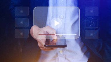 akıllı telefonu sanal ekranda çevrimiçi yayınlamak için kullanmak, internetten video izlemek, canlı konser, program veya özel ders, içerik çevrimiçi.
