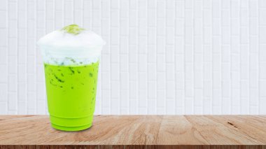 Buzlu kibrit yeşil çay sütlü frappuccino ahşap masada, buzlu yaz içecekleri.