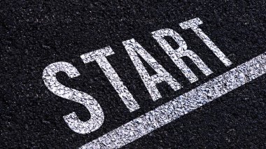 Metni yaz ve asfalt yolun ortasındaki yolda satırı başlat, Kelimeyi sokakta başlat.