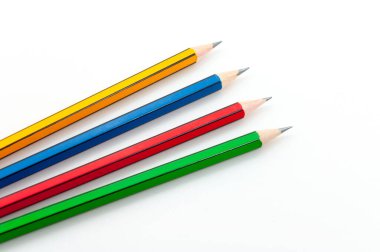 Beyaz arkaplanda yazılı sözcüğün yumruk gücüyle renkli kalem