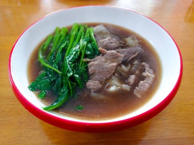 Soslu domuz etli kızarmış erişte.