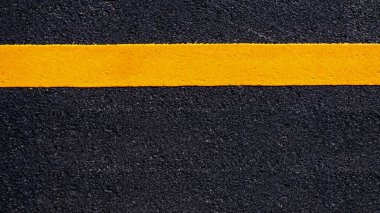Yeni asfalt detayındaki sarı çizgi, sarı çizgi desenli sokak.
