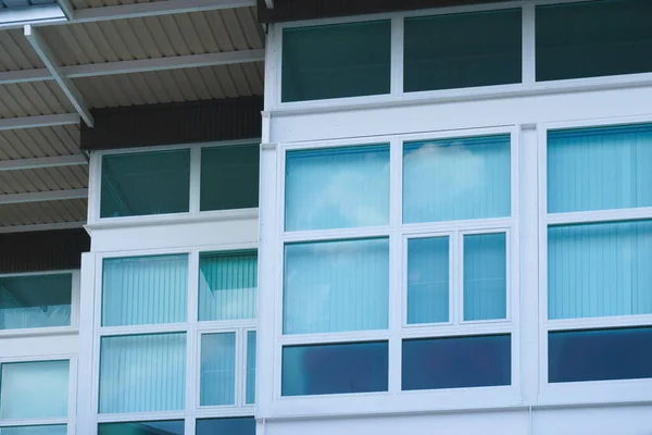 Современные Офисные Здания Большими Стеклянными Окнами — стоковое фото