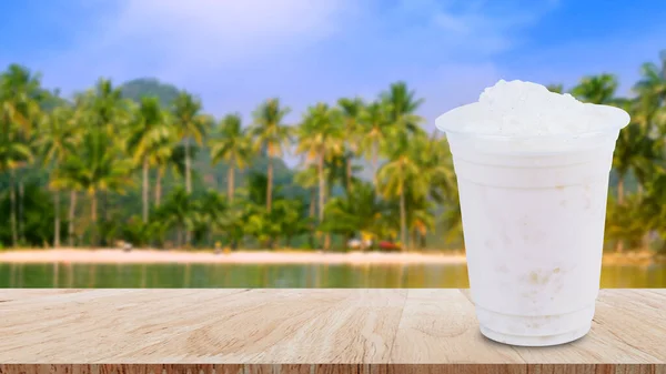 Leite Fresco Com Gelo Taça Takeaway Mesa Madeira Bebidas Verão — Fotografia de Stock
