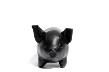 Beyaz arka planda sevimli siyah domuz bebeği.