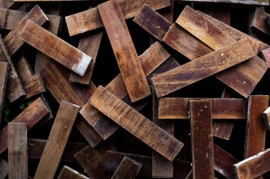 Vintage arkaplan için ahşap malzeme arka plan, açıkta ahşap duvar dış döşeme, ham ahşap yamalı güzel bir parke deseni oluşturur