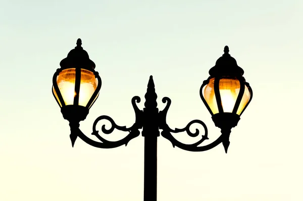 美丽的古色古香街古色古香的路灯柱 在夕阳的微光下闪闪发光 — 图库照片