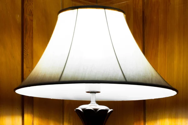 Elegante Lamp Warme Binnenruimte Oude Lamp Aangezet Bij Houten Muur — Stockfoto