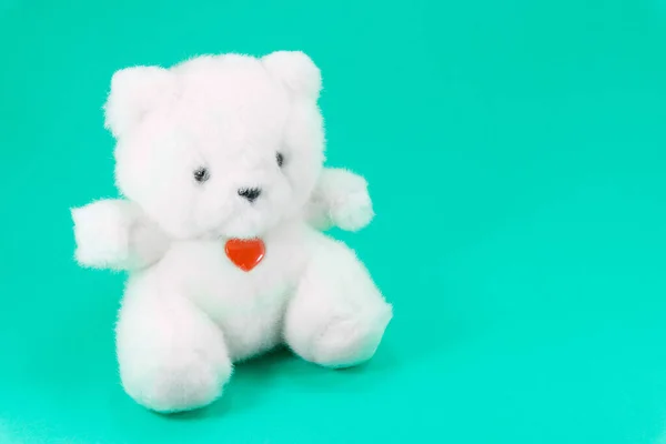 Lovely White Teddy Bear Toy Sitting Red Heart Green Background — Stock Photo, Image