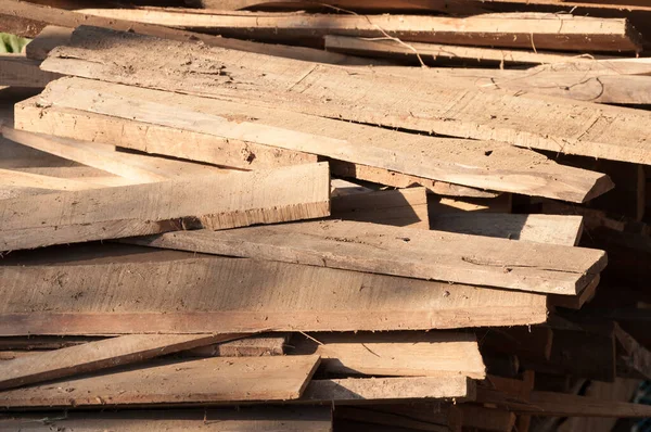 Hromada Dřevěných Klád Pro Stavbu Výroba Nábytku Šití Přírodních Zbytků — Stock fotografie