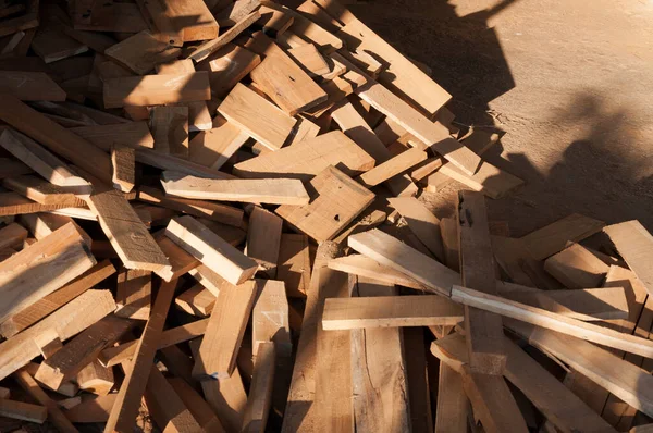 Hromada Dřevěných Klád Pro Stavbu Výroba Nábytku Šití Přírodních Zbytků — Stock fotografie