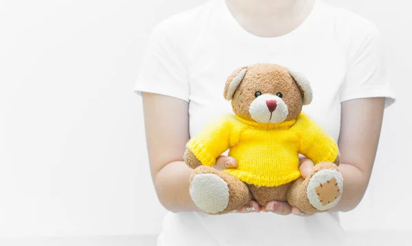 Жінка Тримає Захищає Дає Коричневу Іграшку Плюшевого Ведмедя Жовтих Сорочках — стокове фото