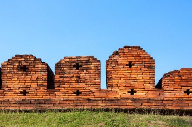 Antik güçlendirilmiş şehir duvarının bir kısmı yaylı yay kesikleri ve kırlangıçlarla inşa edilmiş.
