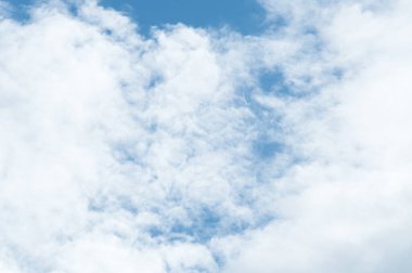 Arka plan için bulut ve mavi gökyüzü, güzel mavi gökyüzü