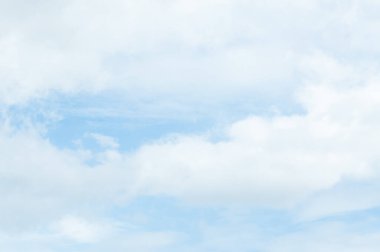 Arka plan için bulut ve mavi gökyüzü, güzel mavi gökyüzü