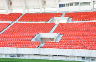 Stadyumdaki boş turuncu koltuklar, futbol stadyumundaki sıralı yürüyüş yolları.