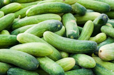 Tayland pazarında taze yeşil salatalık geçmişi