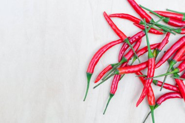 Tahtada baharatlı taze kırmızı kırmızı biber.