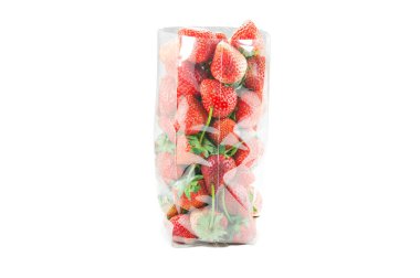 Plastik poşetlerde taze çilekler, beyaz üzerine izole edilmiş.