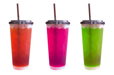 Tatlı tatlı su rengarenk parlak ve plastik bardaktaki buz beyaz arka planda izole edilmiş yaz içecekleri beyaz arka planda buzlu.