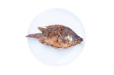 Beyaz arka planda izole edilmiş beyaz tabak üzerinde kızarmış balık Tilapia, Tayland yemeği tarzı.