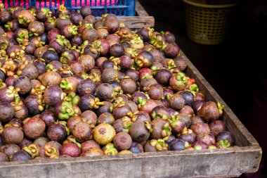 Mangosteen meyveler kraliçesi. Sağlıklı meyveler, mangosteen arkaplan, yerel markette yenmeye hazır mangosteen sürüsü, yaz ve Tayland meyveleri..