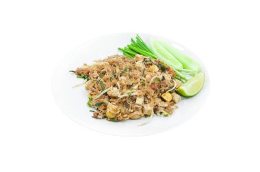 Tayland usulü kızarmış vermicelli yiyecekler beyaz arka planda izole edilmiş.