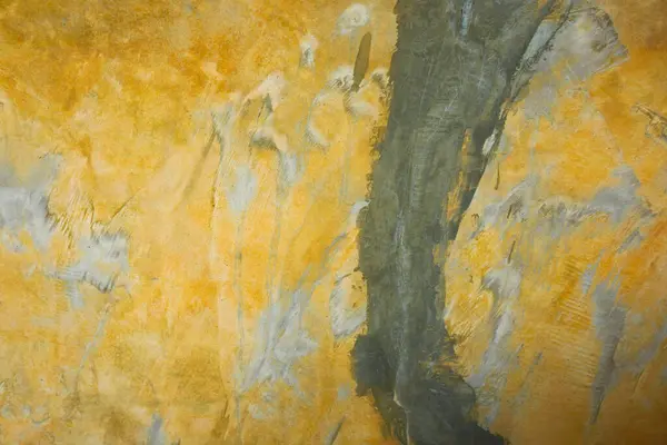 ひび割れた構造フレームのブランクのグラウンジの背景が付いている古いグランジイエローの皮をむいたプラスチック壁 空の塗られたジャガイドのロシアの壁紙 — ストック写真