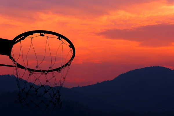 Баскетбольный Обруч Снизу Красивом Фоне Заката Вид Баскетбольное Кольцо Снизу — стоковое фото