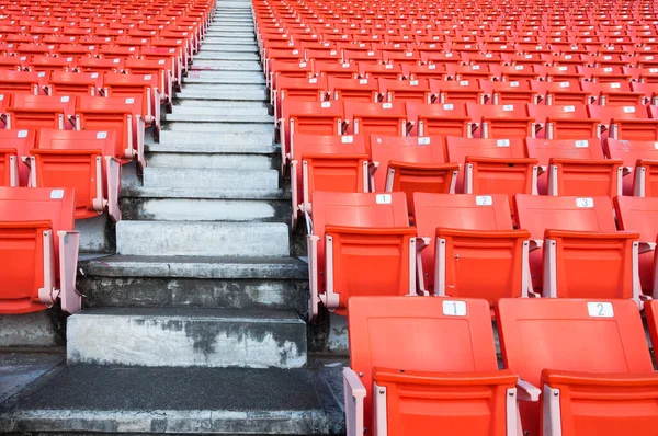 Stadyumdaki Boş Turuncu Koltuklar Futbol Stadyumundaki Sıralı Yürüyüş Yolları — Stok fotoğraf