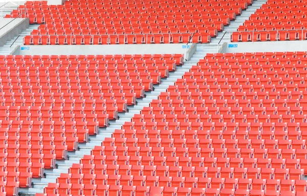 スタジアムの空のオレンジ色の座席 サッカースタジアムの座席の歩道 — ストック写真