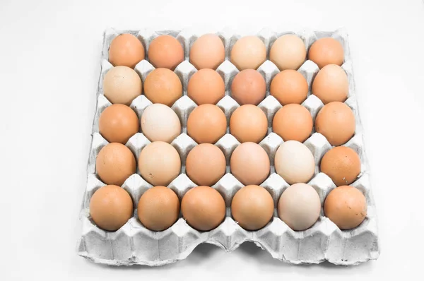 Ovos Bandeja Papel Sobre Fundo Branco Ovos Castanhos Uma Caixa — Fotografia de Stock