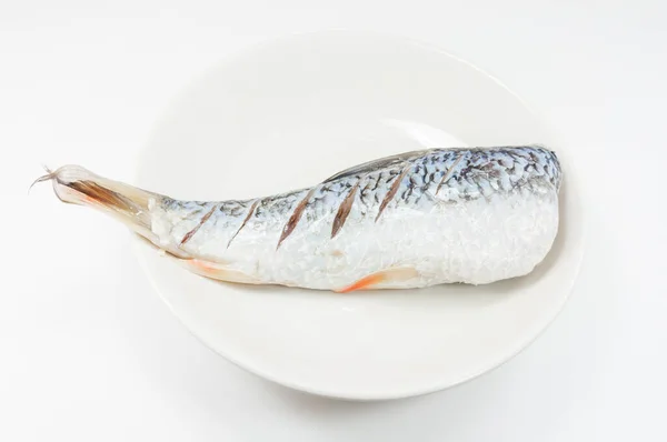 Fisch Auf Der Weißen Schüssel Auf Weißem Hintergrund — Stockfoto