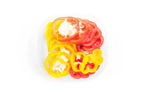 鲜胡椒粉黄色和红色片白色背景 — 图库照片