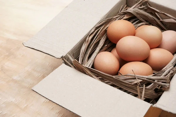 Свежие Куриные Яйца Бумажной Коробке Деревянном Столе — стоковое фото